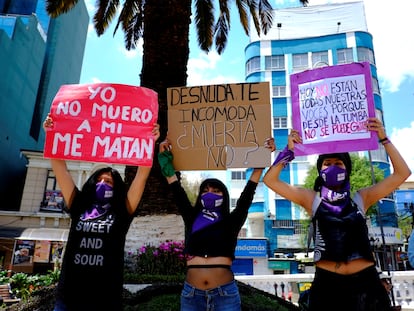 Tres mujeres sostienen carteles durante una protesta contra el feminicidio el 1 de noviembre de 2020.