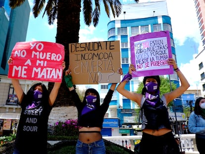 Tres mujeres sostienen carteles durante una protesta contra el feminicidio el 1 de noviembre de 2020.