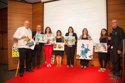 Siete de los nueve ponentes, junto al director del congreso, con litografías de Elkhe Rehder. De izquierda a derecha: Leontxo García, Juan Antonio Montero, Sabrina Vega, Lorena García, Beatriz Marinello, Judit Polgar, Ana Matnadze y José Manuel Sierra.