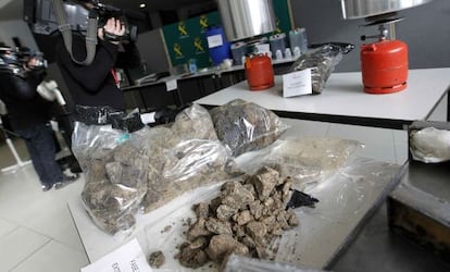 Parte de la cocaína negra incautada por la Guardia Civil.
