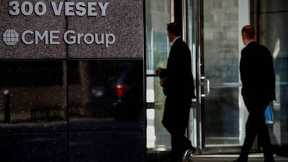 Brókers entrando a las oficinas de CME Group en Nueva York