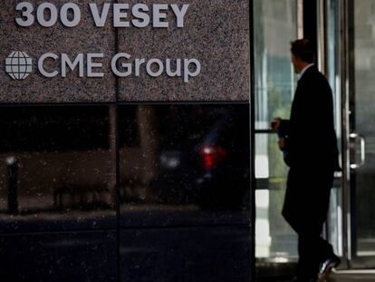 Brókers entrando a las oficinas de CME Group en Nueva York