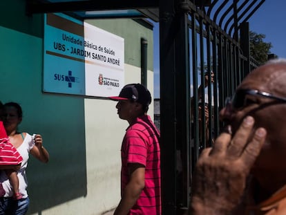 Pacientes aguardam em unidade de saúde, em março deste ano.