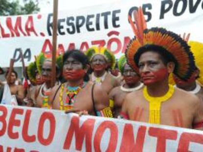 En la imagen, Indígenas protestan contra la construcción de la hidroeléctrica de Belo Monte. EFE/Archivo
