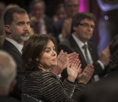 Carles Puigdemont, el rei Felip VI i la vicepresidenta del Govern espanyol, Soraya Sáenz de Santamaría, als Premis Foment del Treball.