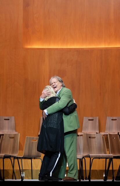 Anja Kampe (Brünnhilde) y Michael Volle (Wotan), padre e hija, fundidos en un larguísimo abrazo en la escena final de 'La valquiria'.