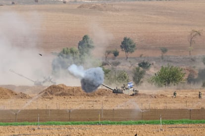 Soldados israelíes disparan fuego de artillería sobre la franja de Gaza este miércoles. 