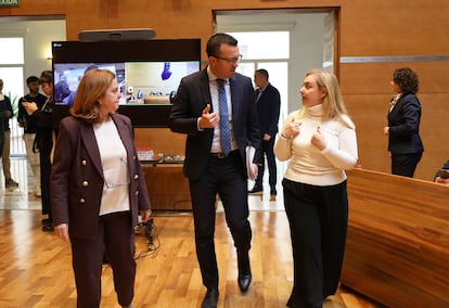 El presidente de la Diputación, Vicente Mompó; la vicepresidenta Natalia Enguix; y la vicepresidenta segunda Reme Mazzolari, del PP, este lunes en la sede de Valencia.