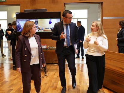 El presidente de la Diputación, Vicente Mompó; la vicepresidenta Natalia Enguix; y la vicepresidenta segunda Reme Mazzolari, del PP, este lunes en la sede de Valencia.