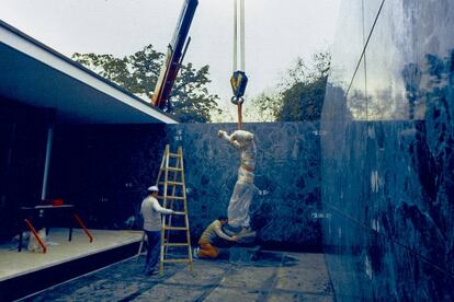 Colocación de la escultura en la piscina interior en 1986.