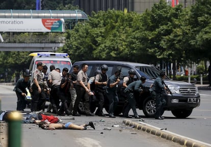 Varios cuerpos permanecen en el suelo tras un ataque en una zona comercial en Yakarta (Indonesia).