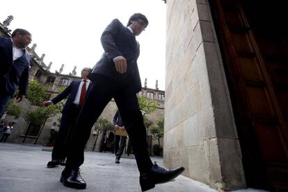 El presidente de la Generalitat, Carles Puigdemon, junto al vicepresidente Oriol Junqueras, y el consejero de Presidencia, Jordi Turull, a su llegada a la reunión extraordinaria del gobierno catalán.