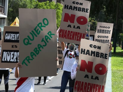 Empleados del comercio protestan frente al Ministerio del Trabajo en Lima, Perú, el pasado primero de marzo.