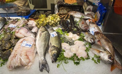 Lubinas, besugos, ostras y otros pescados y mariscos a la venta en un puesto del mercado de Vitoria