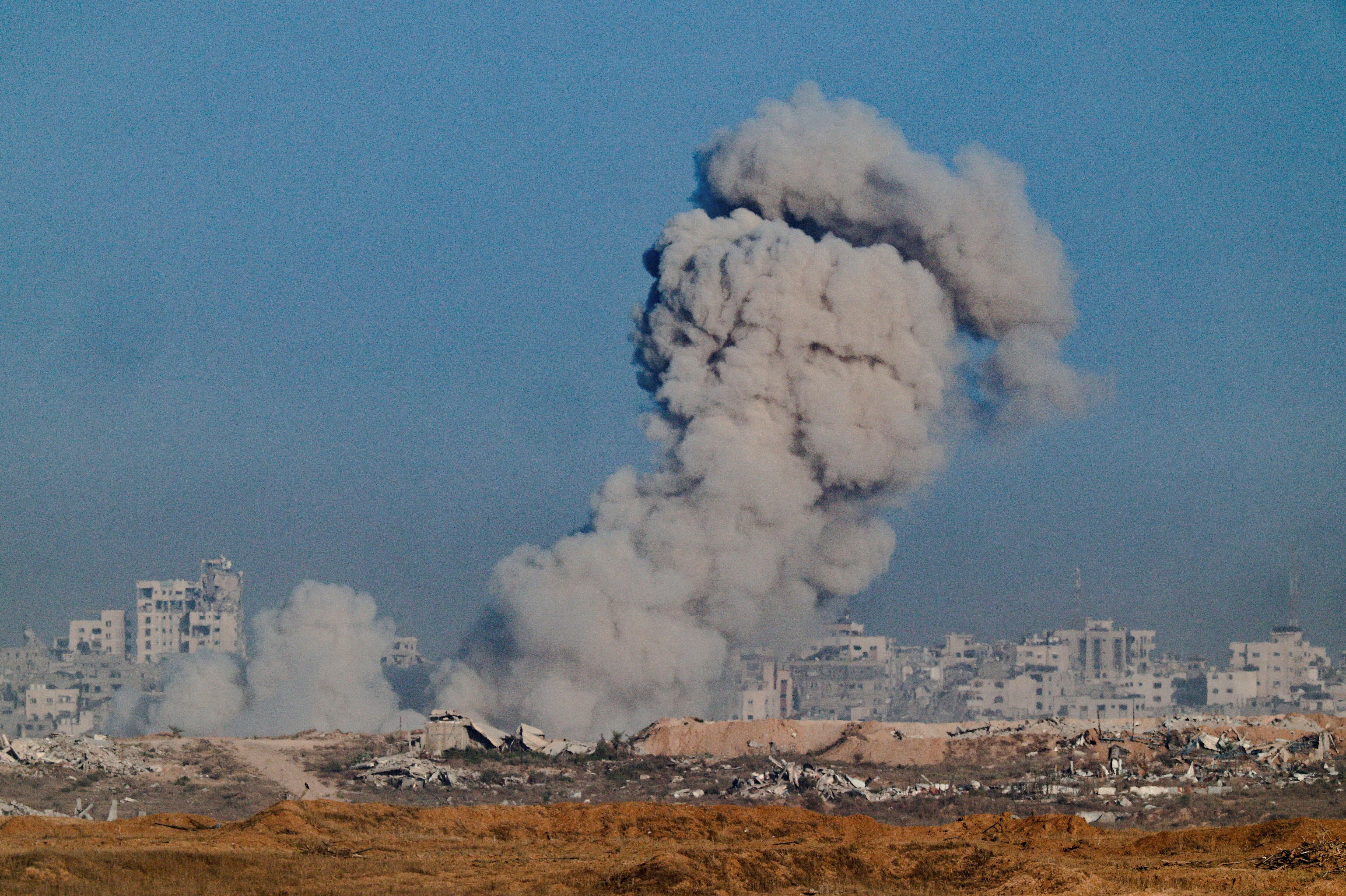 Bombardeo en Gaza visto desde Israel, este miércoles.