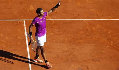 Nadal saluda a la grada de Montecarlo tras vencer a Zverev.