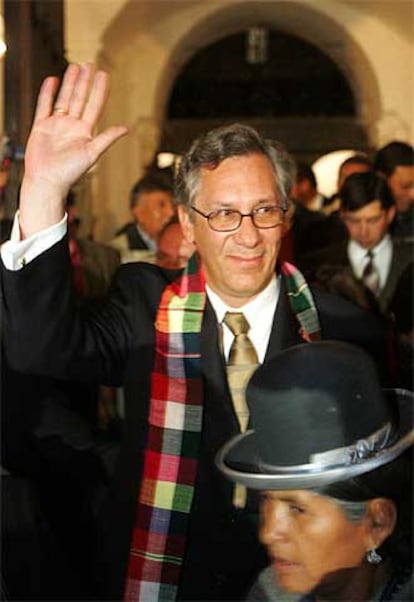 Eduardo Rodríguez saluda al salir de la Casa de la Libertad de Sucre convertido en presidente de Bolivia.