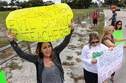 Madres de alumnos del profesor Smith protestan en el parque.