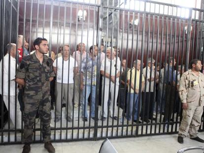 Los mercenarios escuchan la lectura de la sentencia.