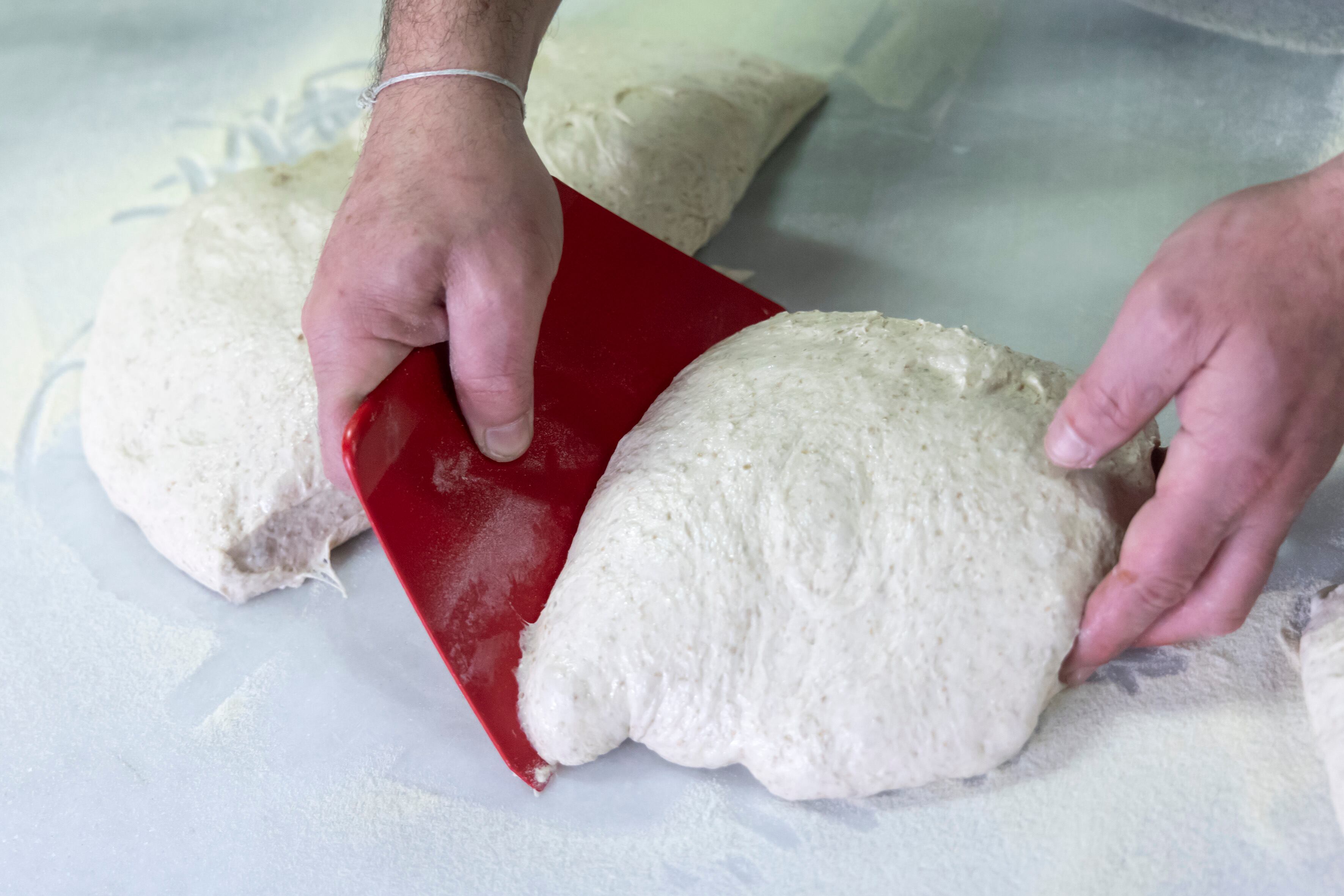 División de la masa de pan para la formación de las piezas. 