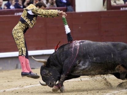 El diestro Antonio Ferrera en su primer toro durante el vigésimo primer festejo de la Feria de San Isidro.