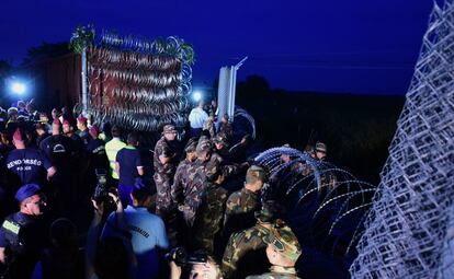 ?ltima parte de construccin de la verja de hierro en la frontera hngaro-serbia cerca de R?szke. Hungra cerr el principal paso fronterizo para los migrantes que entran de Serbia como zona libre.