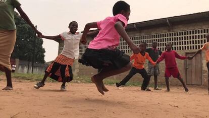 Un grupo de niños juega en su colegio de la República Democrática del Congo.