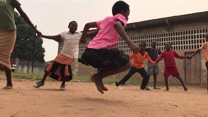 Un grupo de ni&ntilde;os juega en su colegio de la Rep&uacute;blica Democr&aacute;tica del Congo.