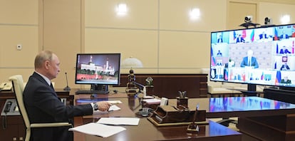 El presidente ruso, Vladímir Putin, en una reunión por videoconferencia con su gabinete desde su residencia de Novo-Ogaryovo, el miércoles.