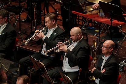 El trompetista español Esteban Batallán, en el centro, durante la interpretación de la Séptima Sinfonía de Mahler el pasado jueves.