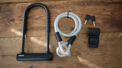 Si bien es seguro, el candado antirrobo Dinoka es el más grande y pesado de la comparativa.