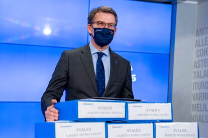 El presidente de la Xunta de Galicia, Alberto Núñez Feijóo, posa en la entrega de los avales necesarios para formalizar su candidatura en la sede nacional del PP en Madrid.