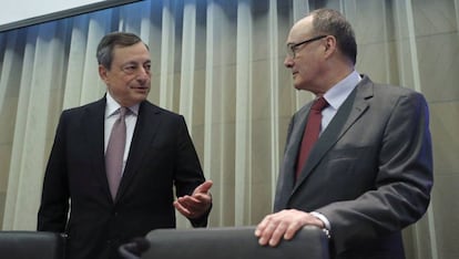 Al la izquierda, el presidente del Banco Central Europeo, Mario Draghi, conversa con el gobernador del Banco de España, Luis Linde