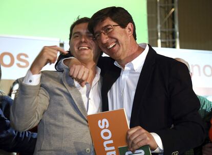 El presidente de Ciudadanos, Albert Rivera (i), durante un acto electoral en Granada y en el que ha estado acompañado por el candidato de este partido a presidir la Junta de Andalucía, Juan Marín (d), el 7 de marzo de 2015.