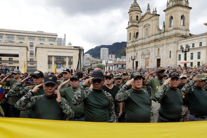 Militares y policías retirados protestan en contra del Gobierno del presidente de Colombia, en Bogotá, el 10 de mayo de 2023.