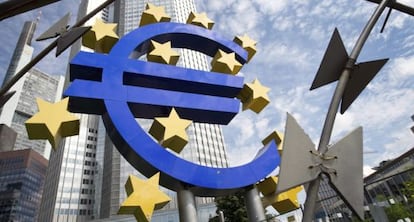 Emblema del euro ante la sede del BCE, en Fráncfort.