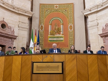 El Presidente del Parlamento andaluz, Jesús Aguirre, da comienzo a la sesión de este miércoles en Sevilla.