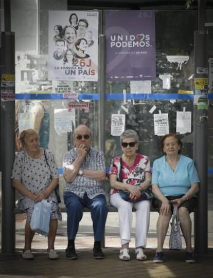 Varias personas esperan el autobús el pasado día 10 en Usera.