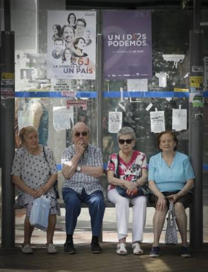 Varias personas esperan el autob&uacute;s el pasado d&iacute;a 10 en Usera. 