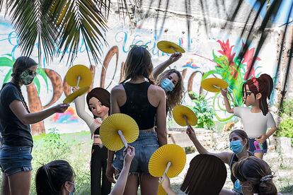 Taller de mascarada, de Xirou Xiao, en el espacio La Palmera de Vallecas.