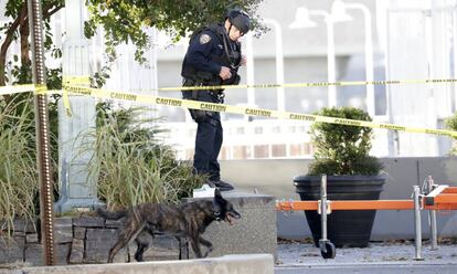Un perro de la policía de Nueva York y un oficial de la Unidad de Lucha contra el Terrorismo investigan la escena del crimen.