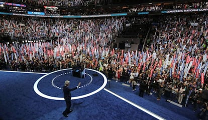 Los delegados demócratas reciben a Bill Clinton.