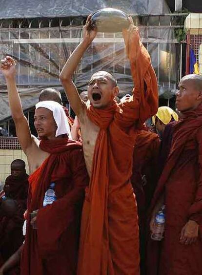 Un grupo de monjes, durante la manifestación de ayer en Yangon.