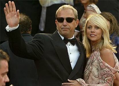 Rubia es Cristine Baumgartner, y rubio es ahora Kevin Costner, que ha enterrado sus etapas capilares anteriores (moreno, melenudo, medio calvo, etcétera) para acudir al estreno de la nueva entrega de la saga <i>Matrix</i>.