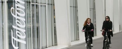 Dos mujeres pasan ante las oficinas de Telefónica en Barcelona.