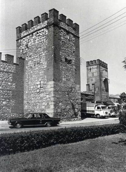 Imagen antigua de una de las torres de la muralla de Alcalá.