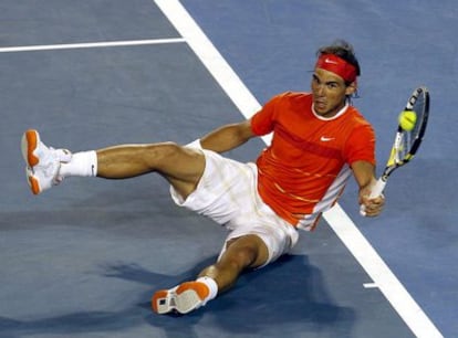 Rafael Nadal cae al suelo al intentar, de forma forzada, una devolución ante Andy Murray.