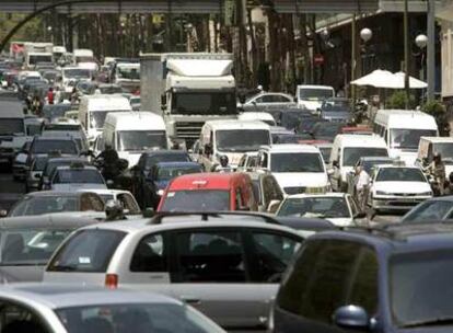 Atasco en la confluencia de la calle de José Abascal con el paseo de la Castellana el pasado viernes.