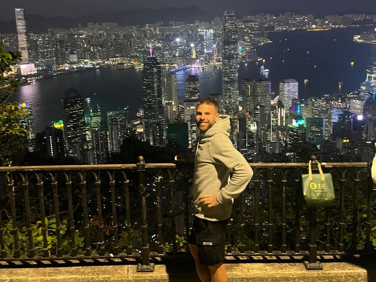 Illarramendi observa la ciudad de Hong Kong desde un mirador, en una imagen cedida por el jugador.