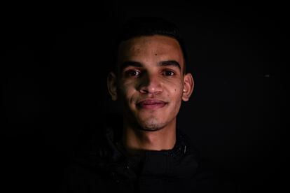 Mohammed Yassine Fartan, 19 años, Castillejos, Marruecos.
Estudiante de microinformática y reutilización en Asociación Cultural La Kalle.
Edad de llegada a España: 15 años.
Centro de Menores Castillo de las Guardas (Sevilla) y Centro de Primera Acogida de Hortaleza (Madrid).
No ha recibido ninguna paga en ningún centro de menores de España.